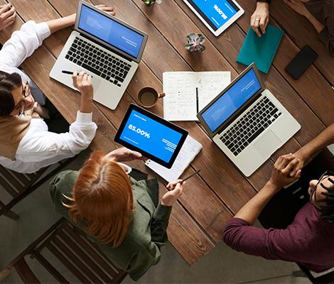 programando en laptop