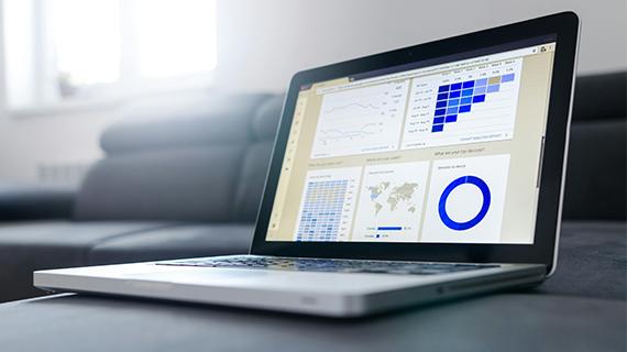 aplicación web abierta en laptop